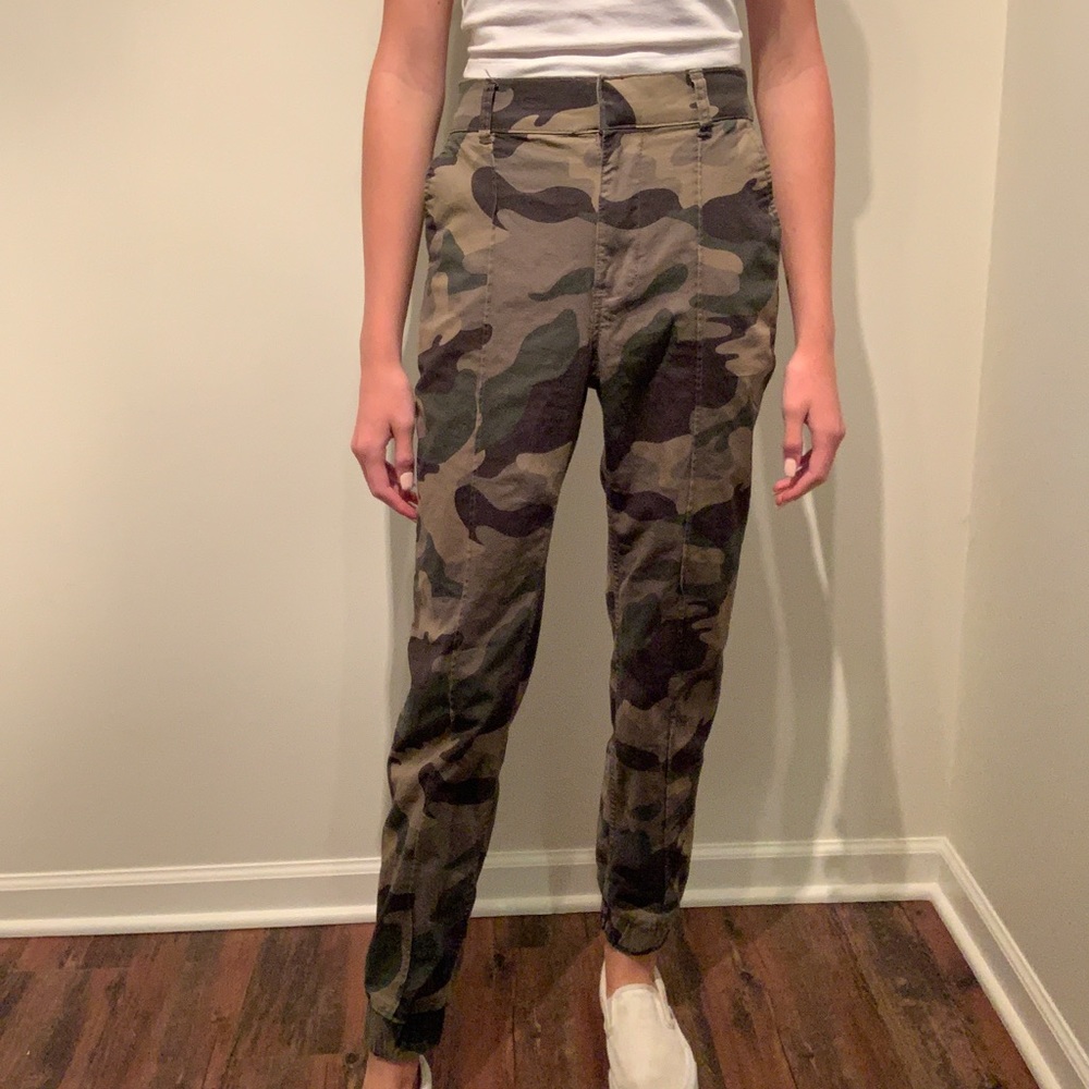 HOLLISTER CAMO CARGO PANTS